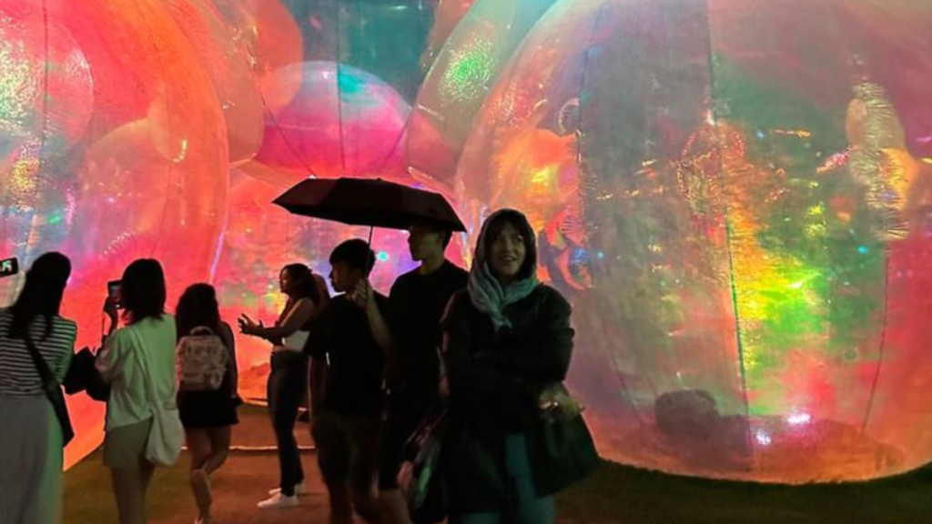 giant bubble show in M g road